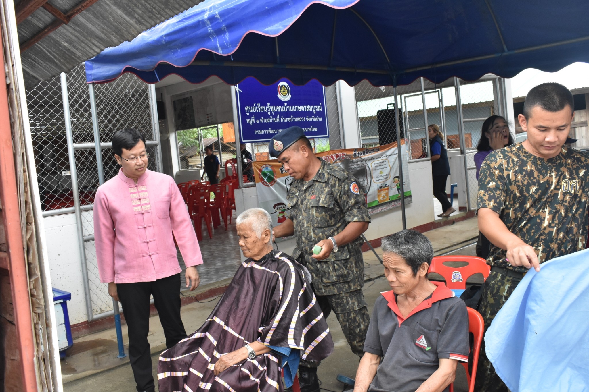 LINE_ALBUM_อำเภอยิ้มบ้านเกษตรสมบูรณ์_๒๓๐๖๐๗_5-1